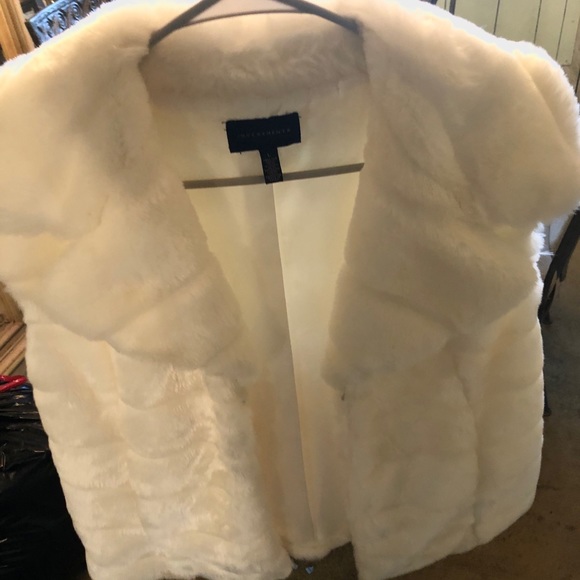 1930s inspired sleeveless pure fur coat. - Picture 2 of 4